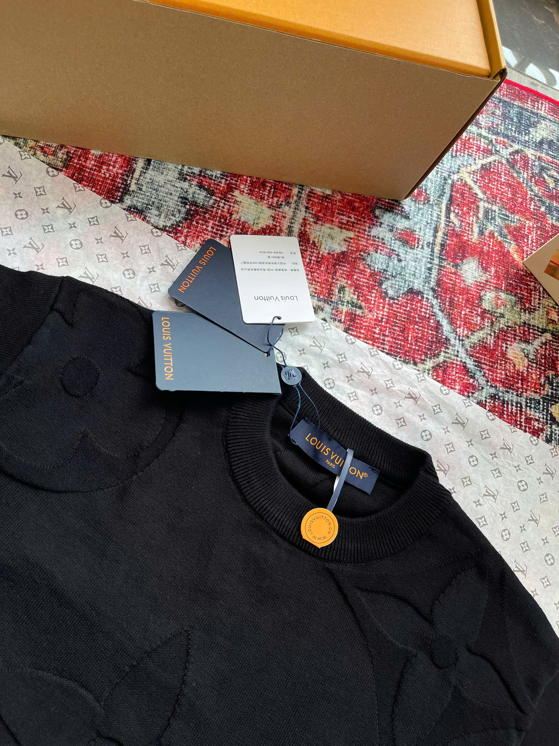 Áo phông T-shirt len Louis Vuitton LV Đen họa tiết hoa vân logo LV dập chìm Like Auth on web NV